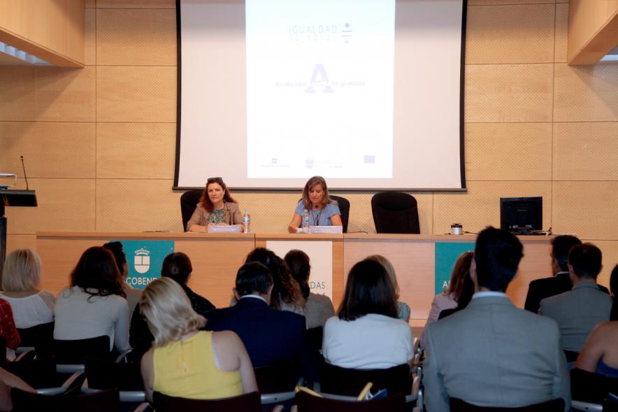 Entrega Reconocimiento Empresas por Igualdad Salarial y Alcobendas Concilia - Imagen de una mujer dando un discurso y del público asistente al acto.