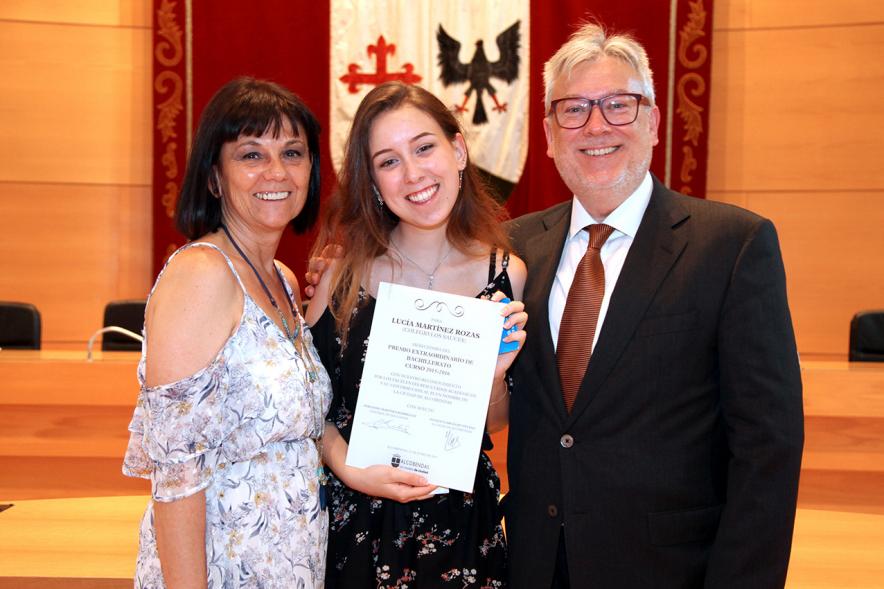 Reconocimiento Alumnas con Mejor Expediente Curso 2016-17 - La alumna  con las autoridades.