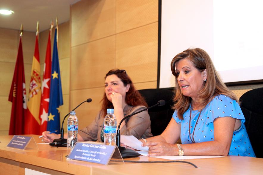 Entrega Reconocimiento Empresas por Igualdad Salarial y Alcobendas Concilia - Imagen de dos oradoras dando una charla.