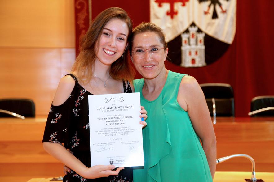 Reconocimiento Alumnas con Mejor Expediente Curso 2016-17 -  La alumna con la concejal.