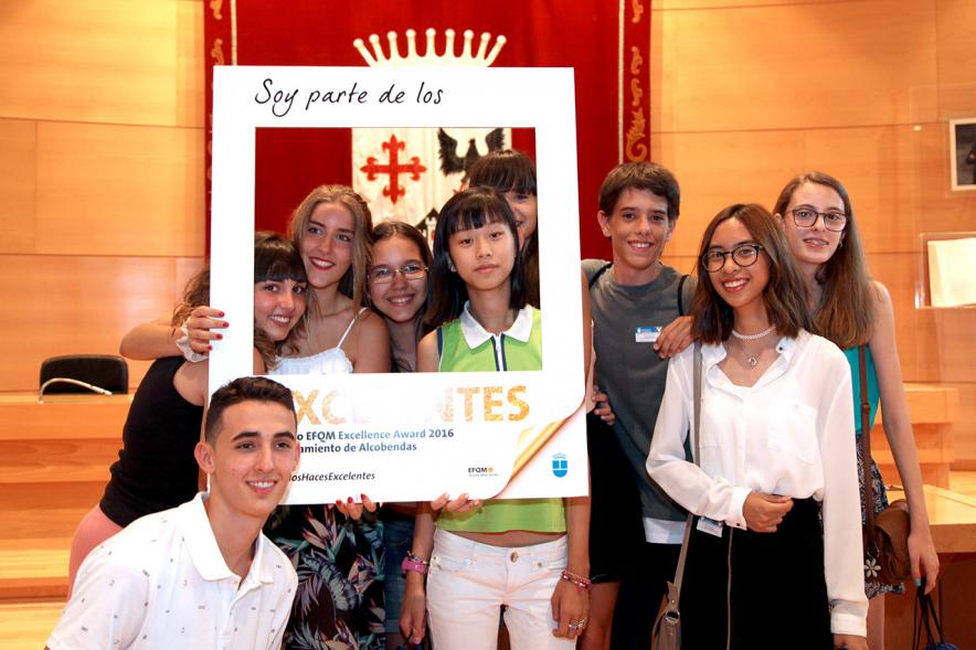 Reconocimiento Alumna ESO Colegio Juan XXIII -  Photocall de la premiada y la familia.