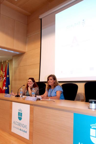 Entrega Reconocimiento Empresas por Igualdad Salarial y Alcobendas Concilia - Imagen de dos oradoras dando una charla.