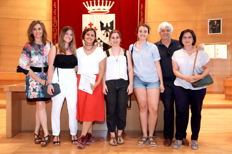 Reconocimiento Alumnas con Mejor Expediente Curso 2016-17 - Alumnas con sus familiares.