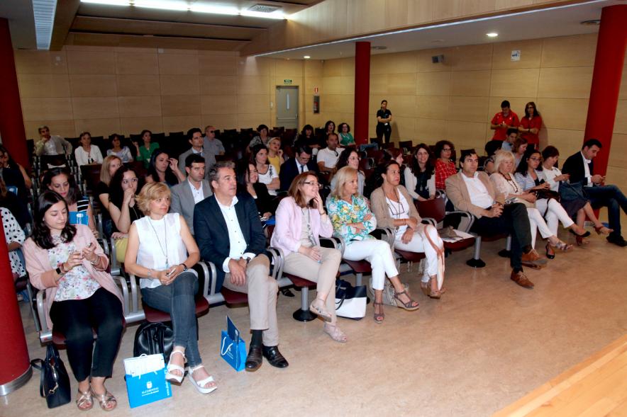 Entrega Reconocimiento Empresas por Igualdad Salarial y Alcobendas Concilia - Imagen de dos oradoras dando una charla.