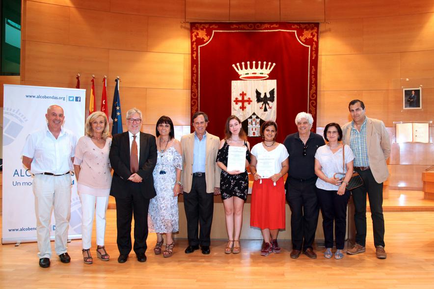 Reconocimiento Alumnas con Mejor Expediente Curso 2016-17 -  Autoridades, la alumna y los profesores.