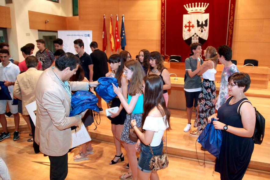 Reconocimiento Alumna ESO Colegio Juan XXIII - Alumnas con el concejal.