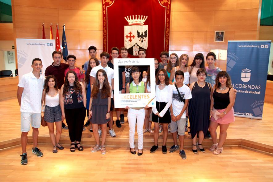 Reconocimiento Alumna ESO Colegio Juan XXIII - Photocall de la premiada con los compañeros.