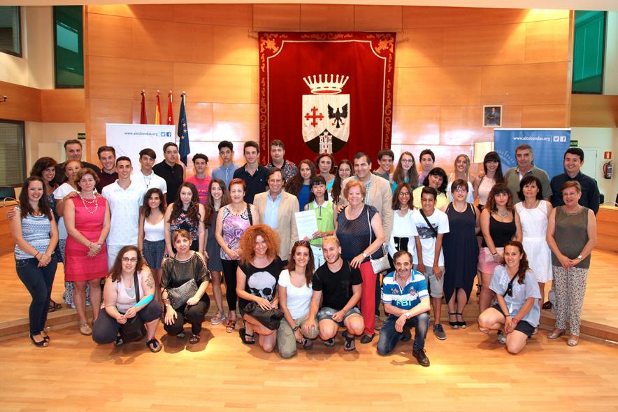 Reconocimiento Alumna ESO Colegio Juan XXIII -Posado de la premiada con el alcalde y  compañeros.