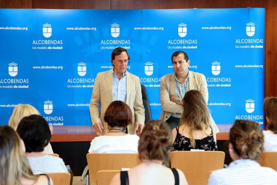 Reconocimiento Alumnas con Mejor Expediente Curso 2016-17 - El alcalde ante los alumnos.