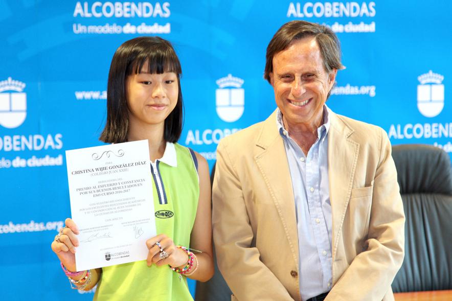 Reconocimiento Alumna ESO Colegio Juan XXIII -  La premiada  con el alcalde.