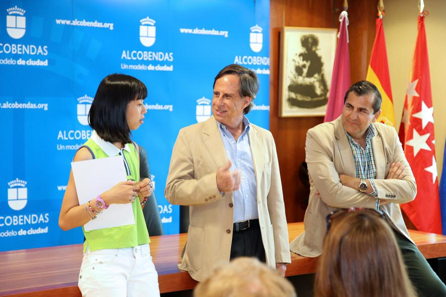 Reconocimiento Alumna ESO Colegio Juan XXIII - La premiada  con el alcalde y el concejal