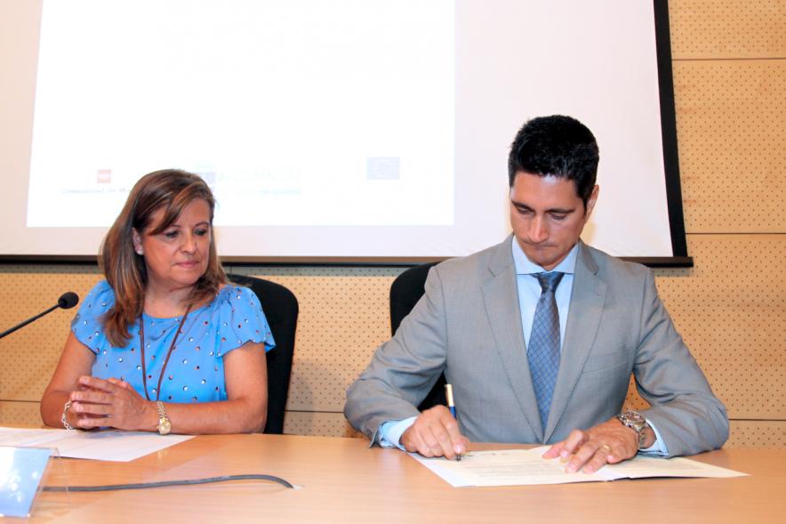 Entrega Reconocimiento Empresas por Igualdad Salarial y Alcobendas Concilia - Persona asistente al acto firmando unos documentos.