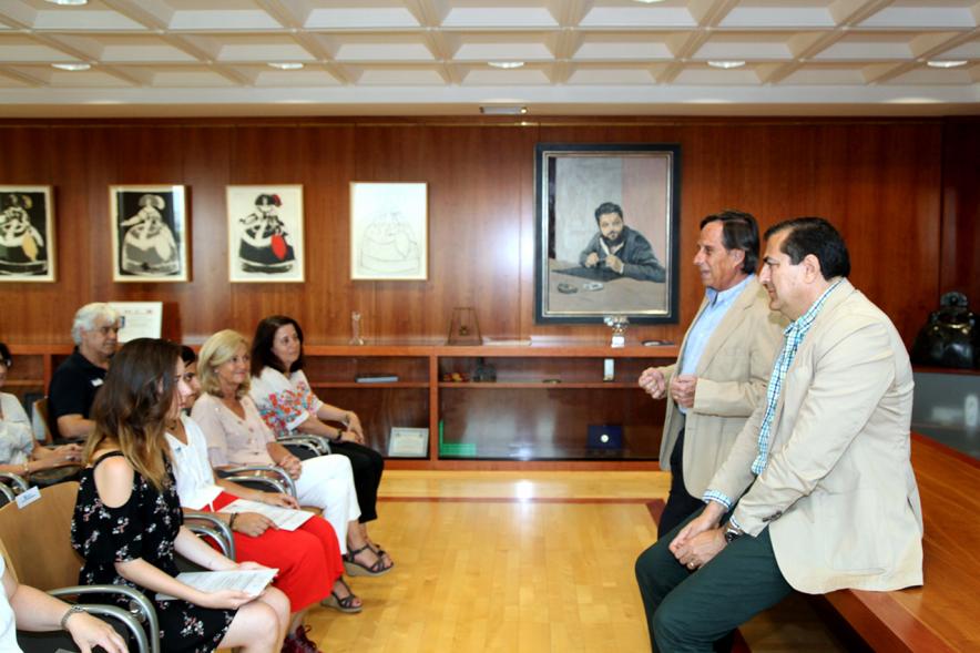 Reconocimiento Alumnas con Mejor Expediente Curso 2016-17 - El alcalde y el concejal hablando.