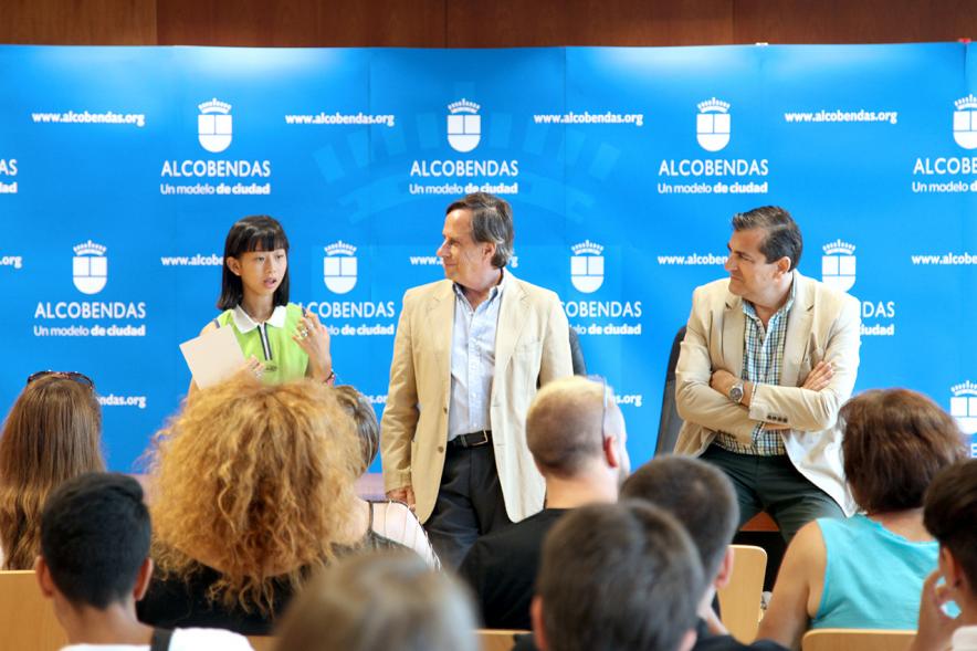 Reconocimiento Alumna ESO Colegio Juan XXIII - La alumna premiada con las autoridades.