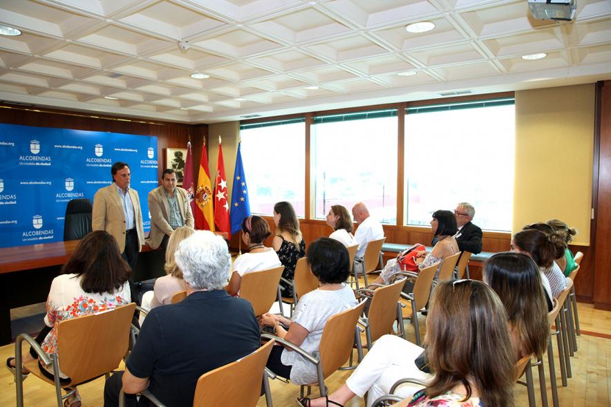 Reconocimiento Alumnas con Mejor Expediente Curso 2016-17 - El alcalde y el concejal hablando.