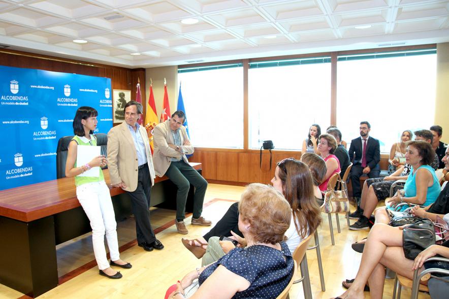 Reconocimiento Alumna ESO Colegio Juan XXIII - La alumna premiada agradeciendo.