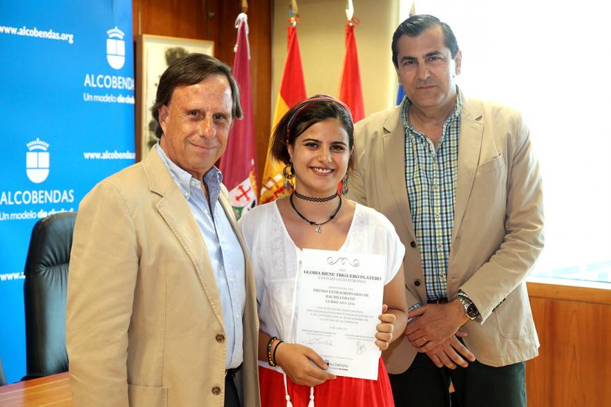 Reconocimiento Alumnas con Mejor Expediente Curso 2016-17 - Posado de una de las alumnas excelentes con las autoridades.
