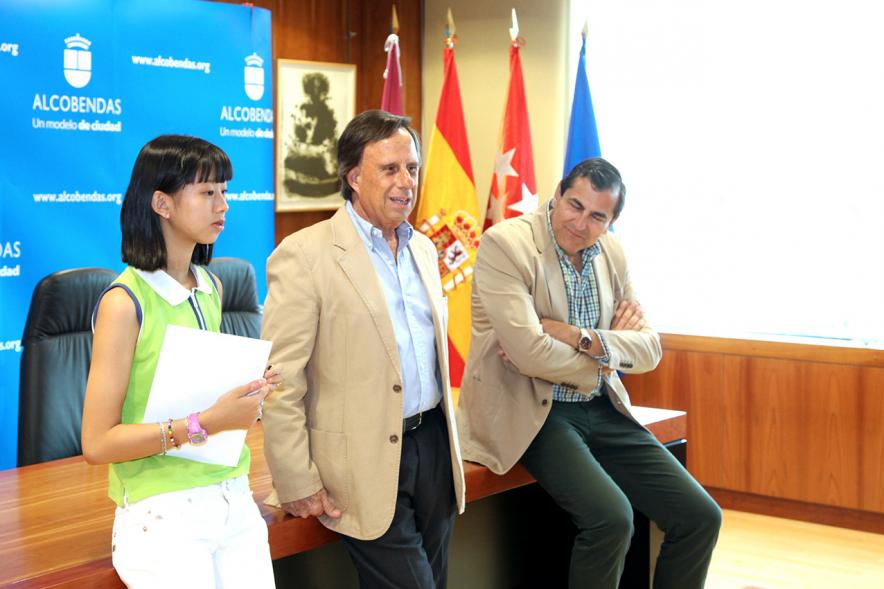 Reconocimiento Alumna ESO Colegio Juan XXIII - La alumna premiada con las autoridades.