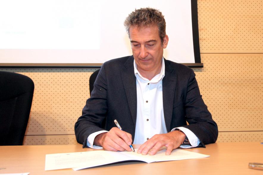 Entrega Reconocimiento Empresas por Igualdad Salarial y Alcobendas Concilia - Persona asistente al acto firmando unos documentos.