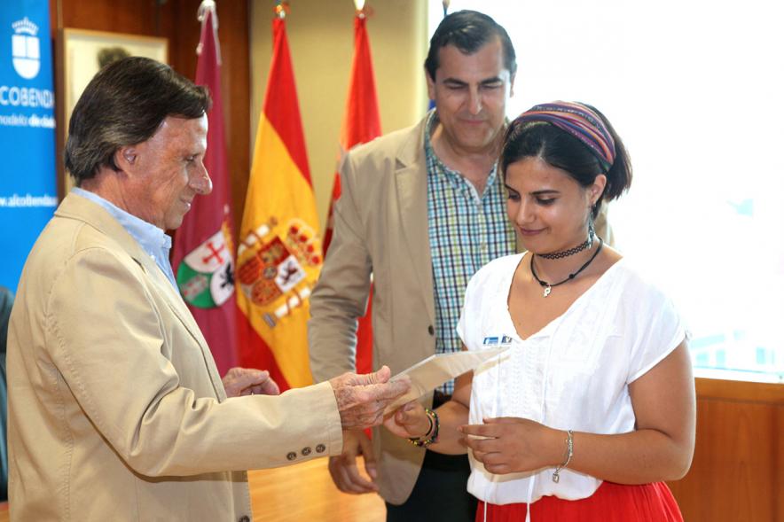 Reconocimiento Alumnas con Mejor Expediente Curso 2016-17 - La alumna recoge  la mención. 