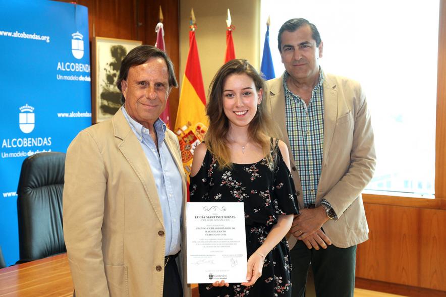 Reconocimiento Alumnas con Mejor Expediente Curso 2016-17 - Posado de una de las alumnas excelentes con las autoridades.