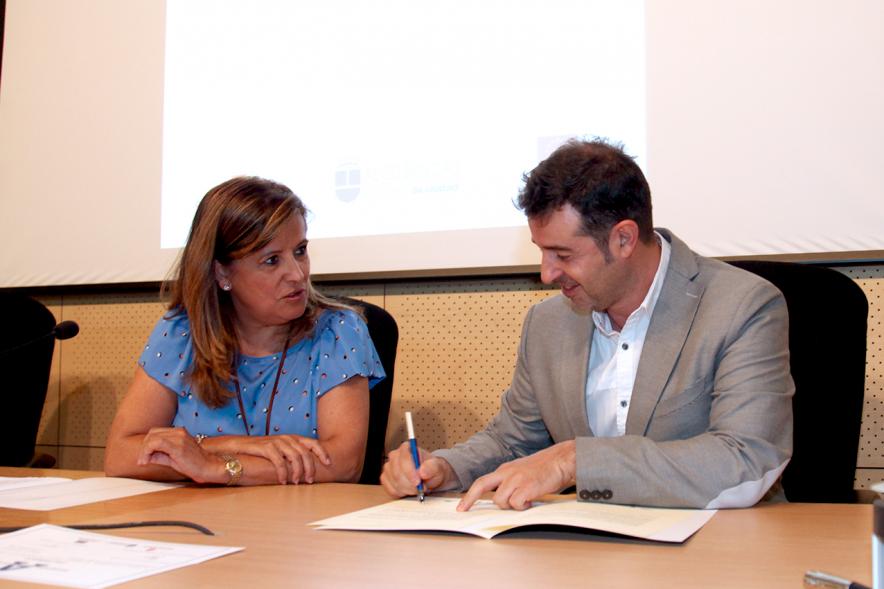 Entrega Reconocimiento Empresas por Igualdad Salarial y Alcobendas Concilia - Persona asistente al acto firmando unos documentos.