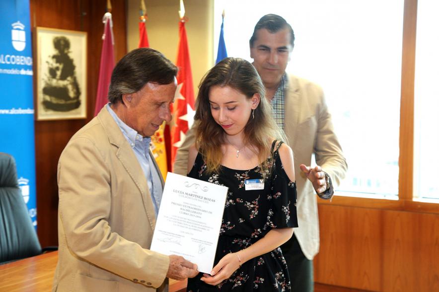 Reconocimiento Alumnas con Mejor Expediente Curso 2016-17 - Entrega de la mención a la alumna.