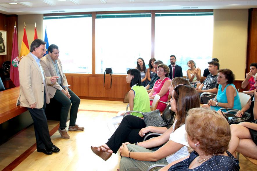 Reconocimiento Alumna ESO Colegio Juan XXIII - El alcalde presenta el acto.