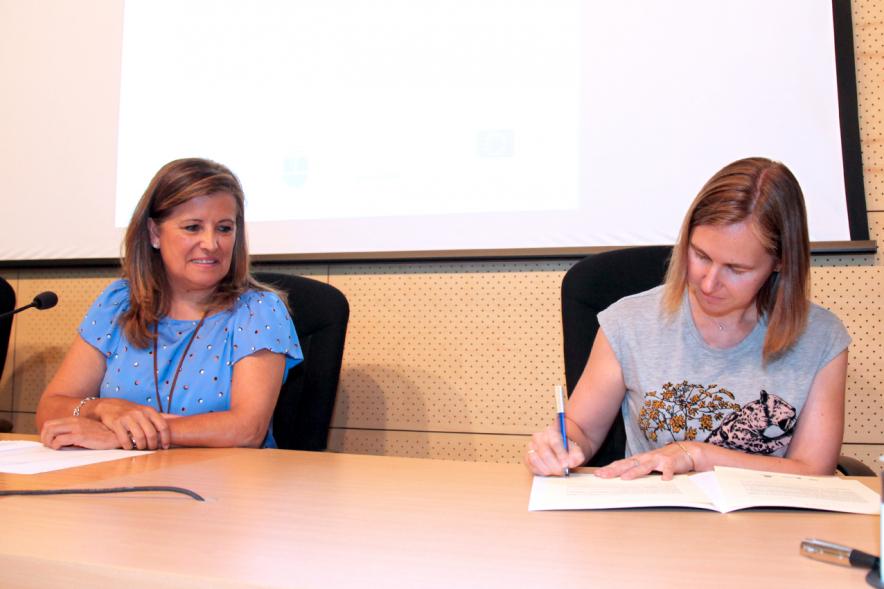 Entrega Reconocimiento Empresas por Igualdad Salarial y Alcobendas Concilia - Persona asistente al acto firmando unos documentos.