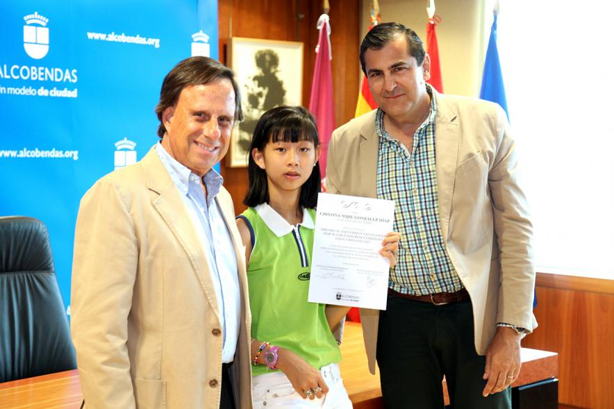 Reconocimiento Alumna ESO Colegio Juan XXIII - La alumna premiada con las autoridades.
