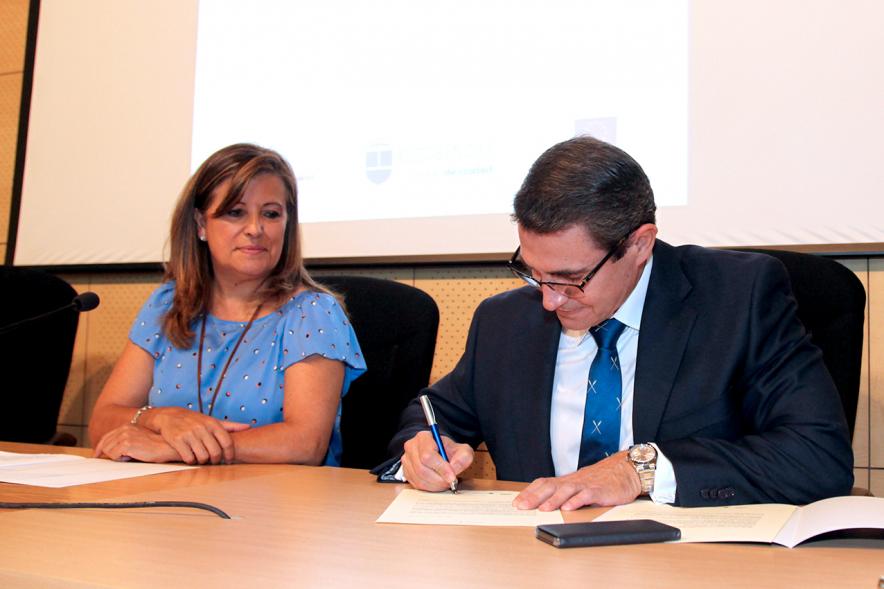 Entrega Reconocimiento Empresas por Igualdad Salarial y Alcobendas Concilia - Persona asistente al acto firmando unos documentos.