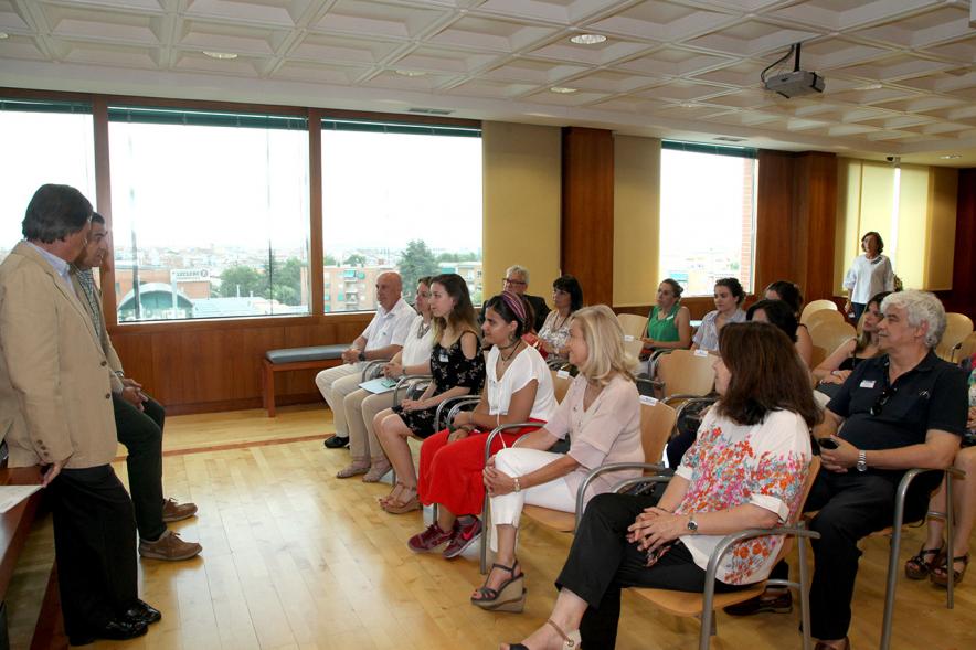 Reconocimiento Alumnas con Mejor Expediente Curso 2016-17 - Vista lateral de los asistentes.