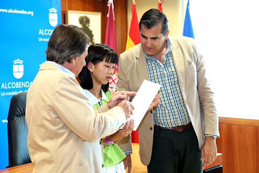 Reconocimiento Alumna ESO Colegio Juan XXIII - La alumna premiada con las autoridades.
