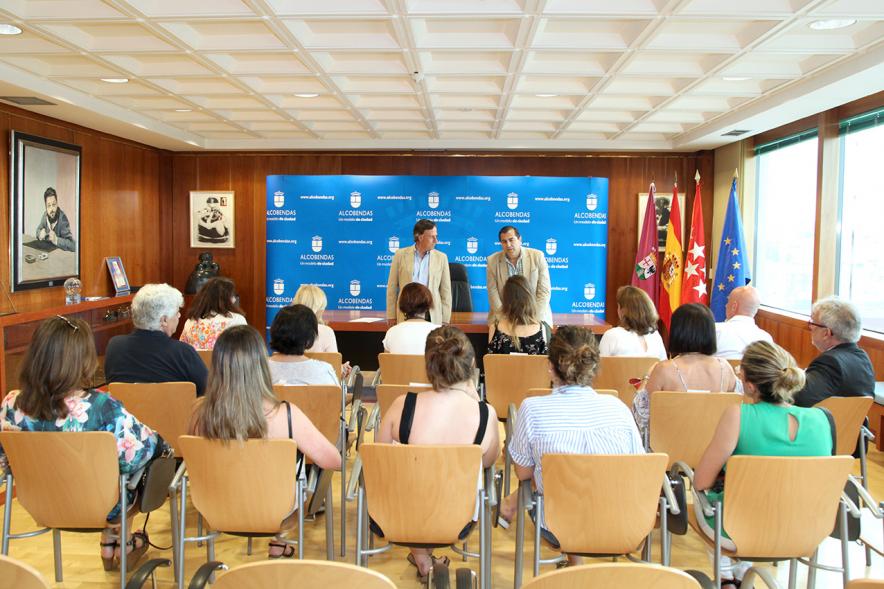 Reconocimiento Alumnas con Mejor Expediente Curso 2016-17 - Vista trasera de los asistentes.