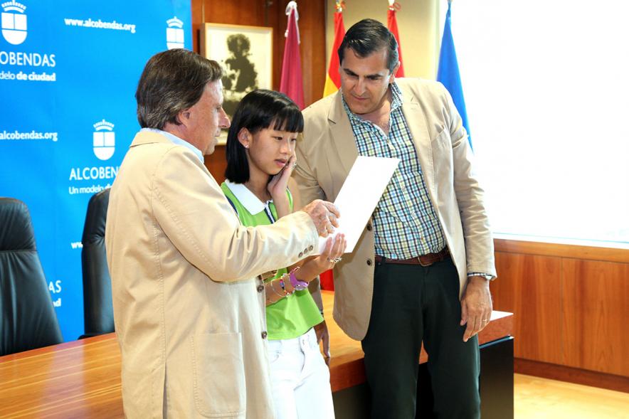Reconocimiento Alumna ESO Colegio Juan XXIII - La alumna premiada con las autoridades.