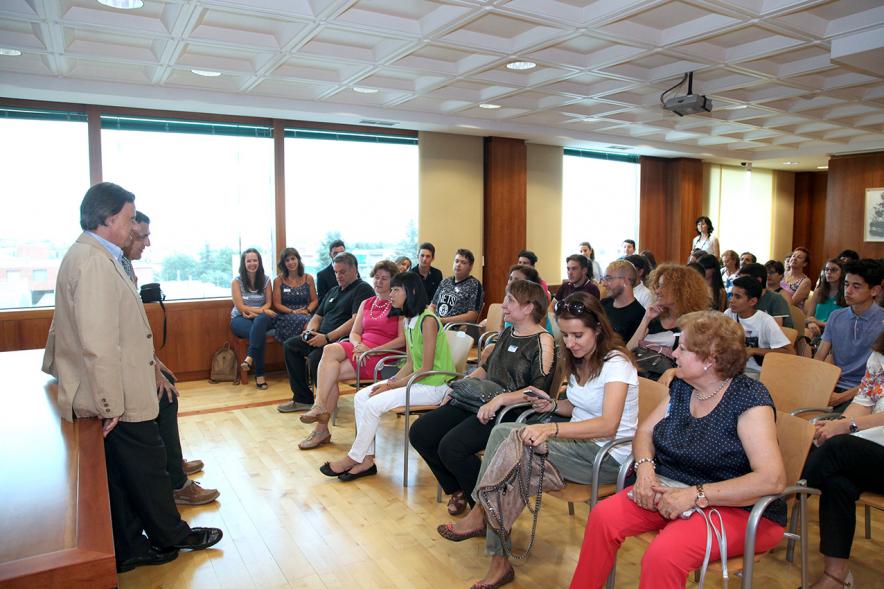 Reconocimiento Alumna ESO Colegio Juan XXIII - Las autoridades y los asistentes.        