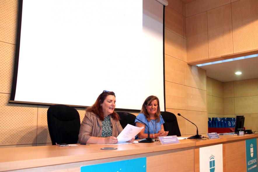 Entrega Reconocimiento Empresas por Igualdad Salarial y Alcobendas Concilia - Imagen de dos oradoras dando una charla.