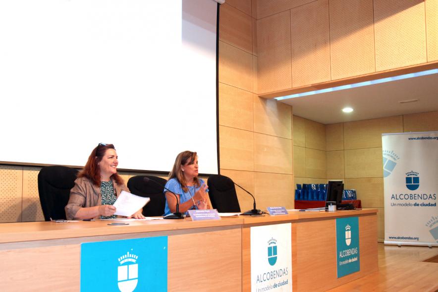 Entrega Reconocimiento Empresas por Igualdad Salarial y Alcobendas Concilia - Imagen de dos oradoras dando una charla.