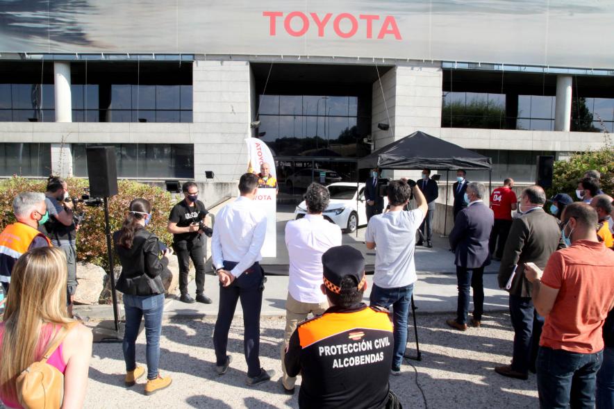 Entrega Reconocimiento a Toyota por Protección Civil de Madrid - Imagen posterior de varios números de la  policía municipal y personal civil.