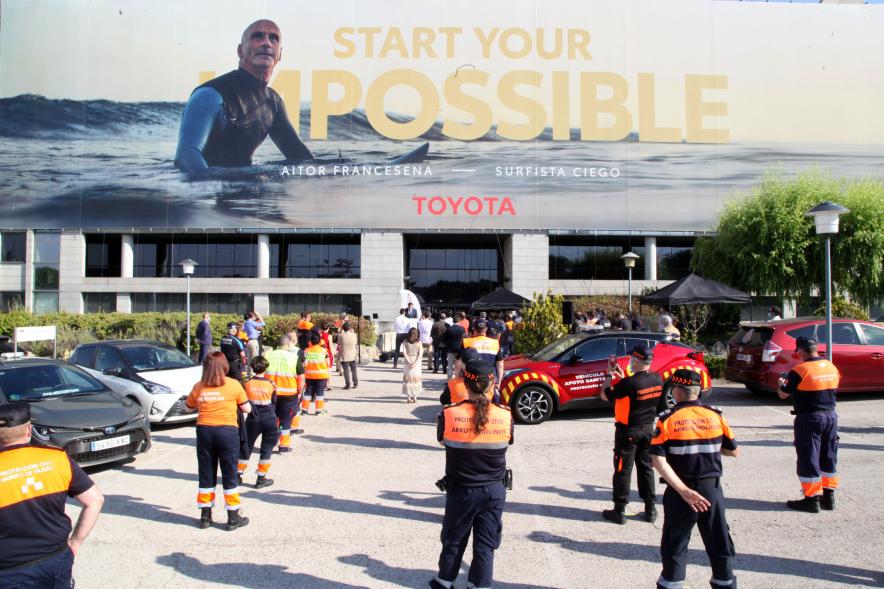 Entrega Reconocimiento a Toyota por Protección Civil de Madrid - Imagen de los voluntarios de Protección Civil formados frente a la sede de Toyota.