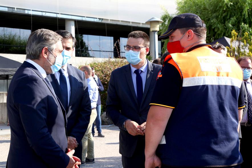 Entrega Reconocimiento a Toyota por Protección Civil de Madrid - Enrique López, Consejero de la Comunidad de Madrid, el vicealcalde Arranz y  Miguel Carsi, CEO de Toyota, conversan con un voluntario de Protección Civil.