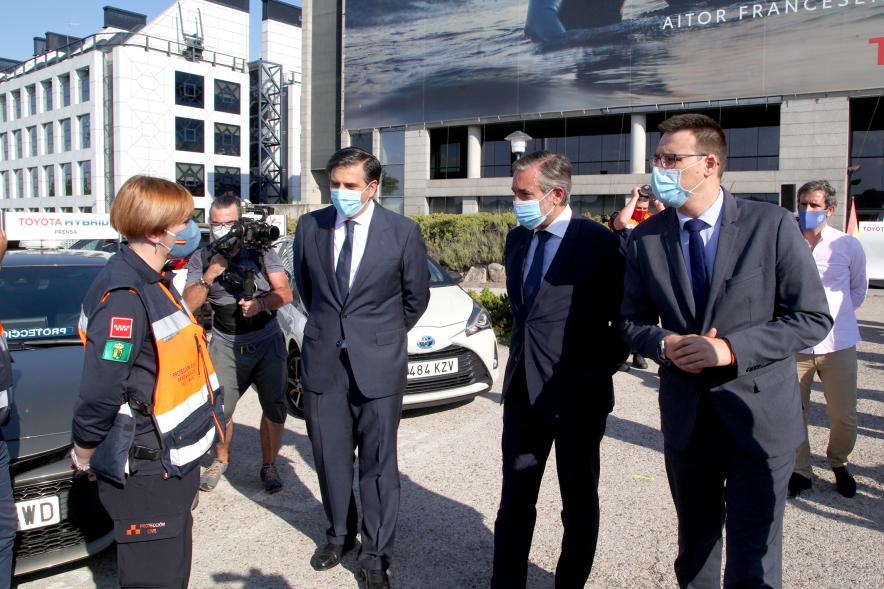 Entrega Reconocimiento a Toyota por Protección Civil de Madrid -Enrique López, Consejero de la Comunidad de Madrid, el vicealcalde Arranz y  Miguel Carsi, CEO de Toyota, junto a los voluntarios de Protección Civil.