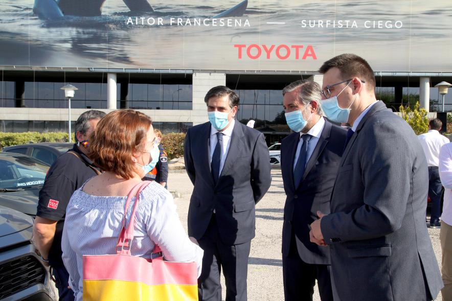 Entrega Reconocimiento a Toyota por Protección Civil de Madrid - Imagen de las autoridades municipales y empresariales conversando con una  vecina de Alcobendas. 