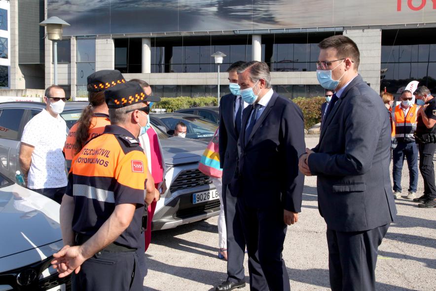Entrega Reconocimiento a Toyota por Protección Civil de Madrid - Enrique López, Consejero de la Comunidad de Madrid, el vicealcalde Arranz y  Miguel Carsi, CEO de Toyota, junto a los voluntarios de Protección Civil.