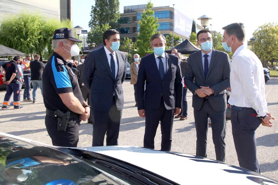 Entrega Reconocimiento a Toyota por Protección Civil de Madrid - Enrique López, Consejero de la Comunidad de Madrid, el vicealcalde Arranz y  Miguel Carsi, CEO de Toyota, junto a miembros de Protección Civil y de la Policía Municipal.