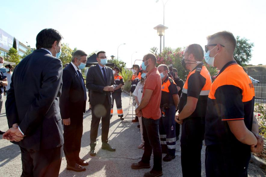 Entrega Reconocimiento a Toyota por Protección Civil de Madrid - Enrique López, Consejero de la Comunidad de Madrid, el vicealcalde Arranz y  Miguel Carsi, CEO de Toyota, junto a los voluntarios de Protección Civil.