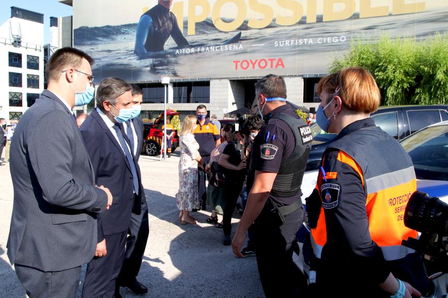 Entrega Reconocimiento a Toyota por Protección Civil de Madrid - Enrique López, Consejero de la Comunidad de Madrid, el vicealcalde Arranz y  Miguel Carsi, CEO de Toyota, junto a miembros de Protección Civil y de la Policía Municipal