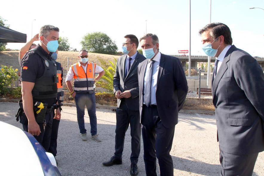 Entrega Reconocimiento a Toyota por Protección Civil de Madrid - Enrique López, Consejero de la Comunidad de Madrid, el vicealcalde Arranz y  Miguel Carsi, CEO de Toyota, junto a varios agentes de la policía municipal.