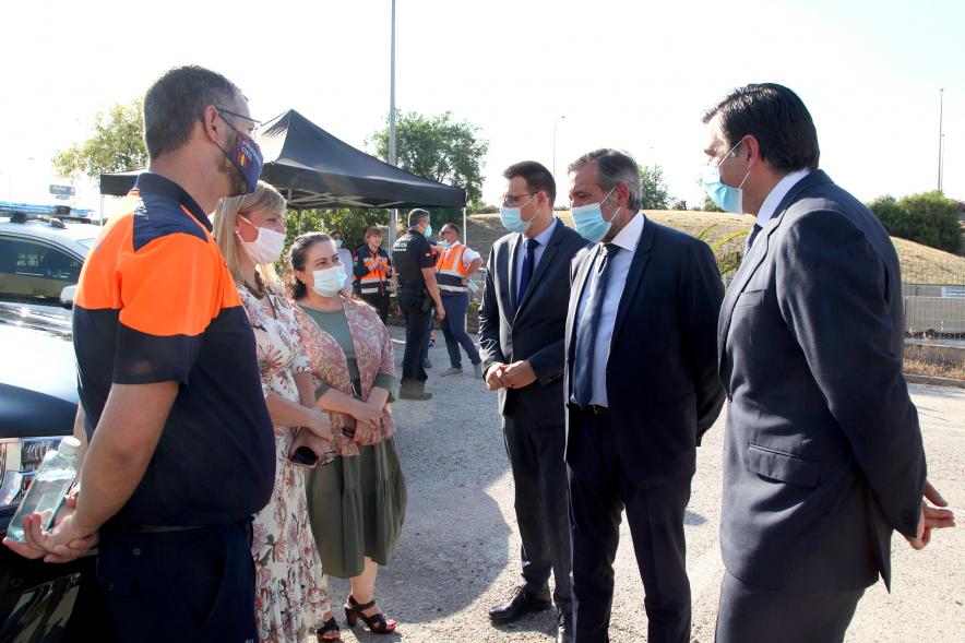 Entrega Reconocimiento a Toyota por Protección Civil de Madrid - Enrique López, Consejero de la Comunidad de Madrid, el vicealcalde Arranz y  Miguel Carsi, CEO de Toyota, junto a los voluntarios de Protección Civil y civiles.