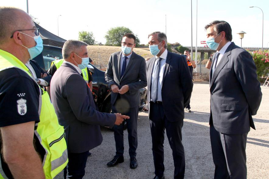 Entrega Reconocimiento a Toyota por Protección Civil de Madrid -Enrique López, Consejero de la Comunidad de Madrid, el vicealcalde Arranz y  Miguel Carsi, CEO de Toyota, junto a los voluntarios de Protección Civil.